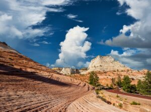gorgeous image of a popular hiking trail near kanab utah